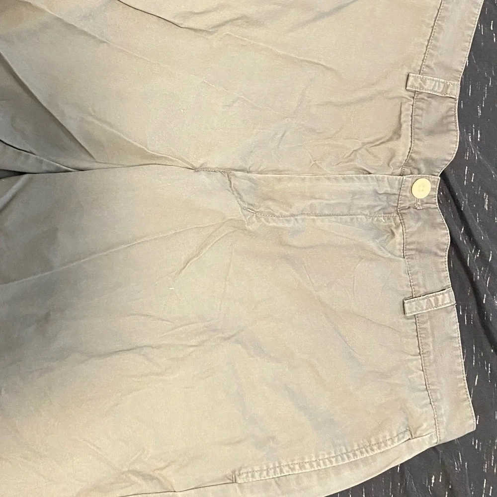 Vineyard Vines shorts size 34. - Picture 2 of 3